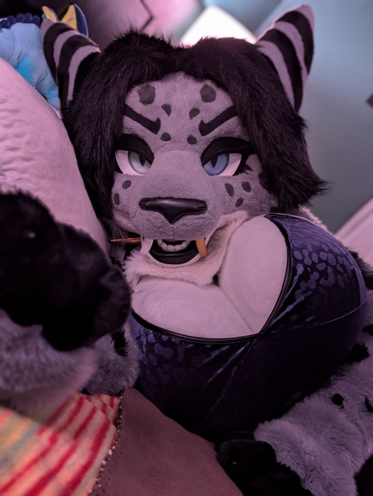 Busty alien milf inviting you to bed