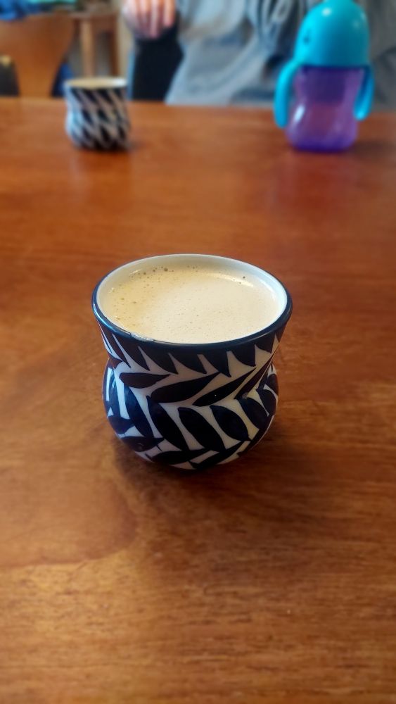Lítill heimagerður cappuccino. Miniccino jafnvel.