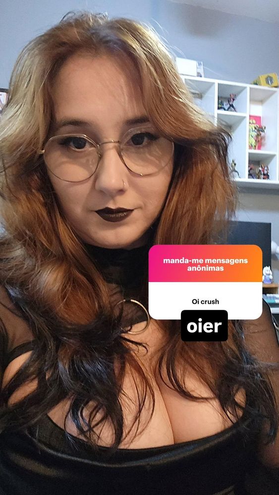 caixa de texto: oi crush. imagem ao fundo: selfie minha vestido preto, make preta e dourado e batom preto. eu estou de óculos e tenho cabelos ruivo. resposta: oier