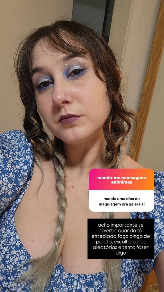 selfie de trancinhas, vestido azul e make azul com roxo