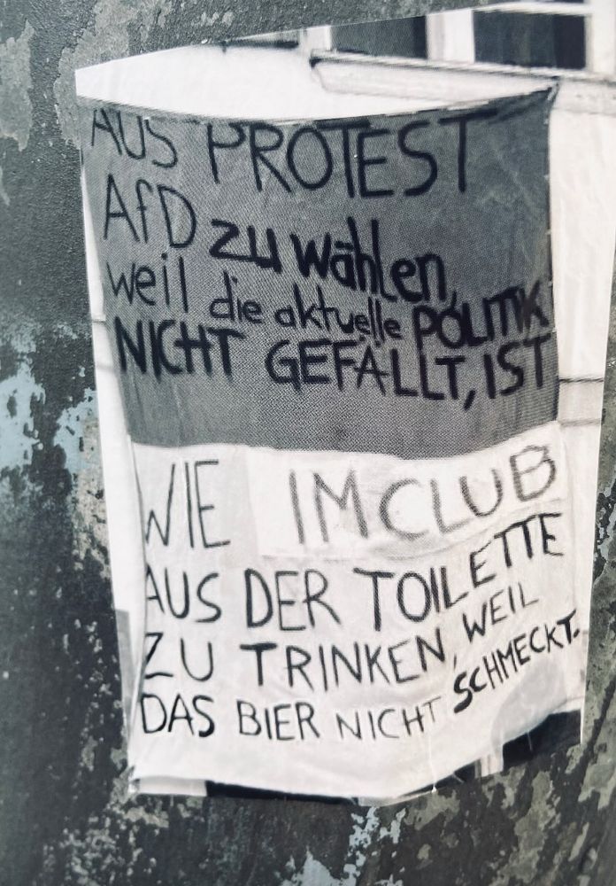 Eine Karte in schwarz weiß, aus der steht: Aus Protest Adf zu wählen, weil die aktuelle Politik nicht gefällt, ist wie im Club aus der Toilette zu trinken, weil das Bier nicht schmeckt. 