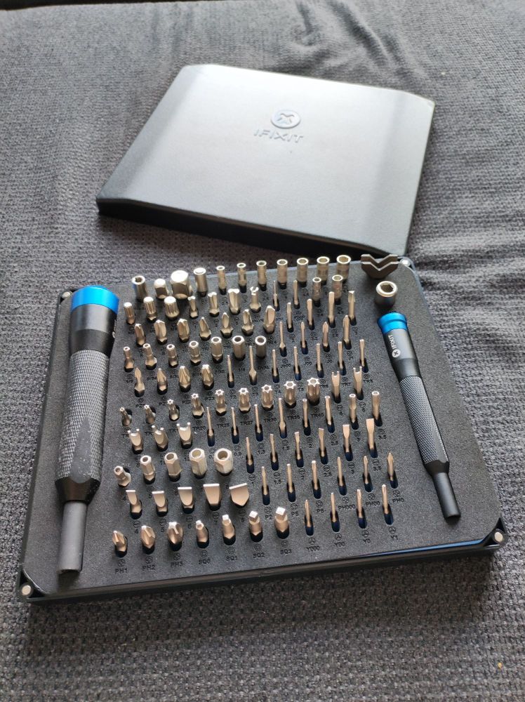 Ein Schraubenzieher Set ist zu sehen. Darin sind zahlreiche verschiedene Aufsätze für alle möglichen Schrauben.