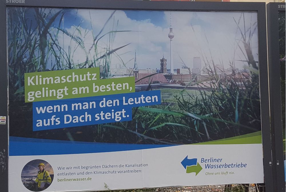 Foto eines Werbeplakats der Berliner Wasserbetriebe mit dem Slogan: "Klimaschutz gelingt am besten, wenn man den Leuten aufs Dach steigt."