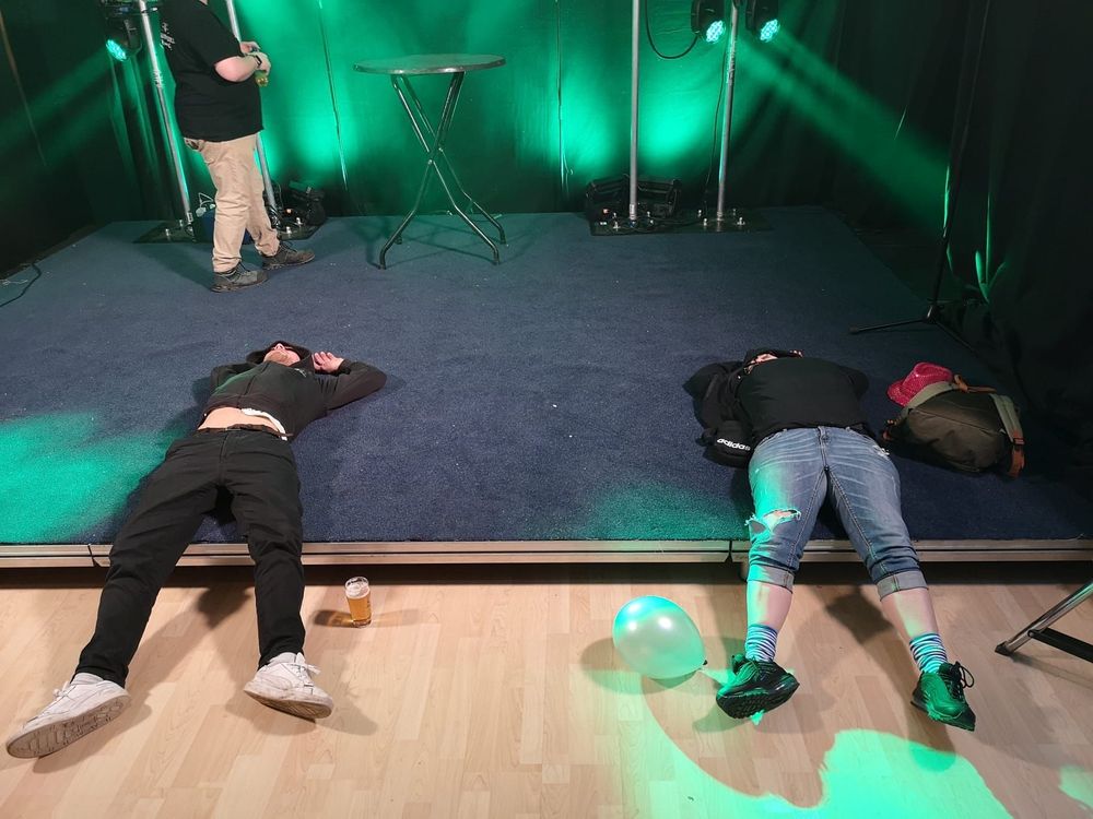 2 schlafende Menschen auf einer Bühne, nach Tanz in den Mai.