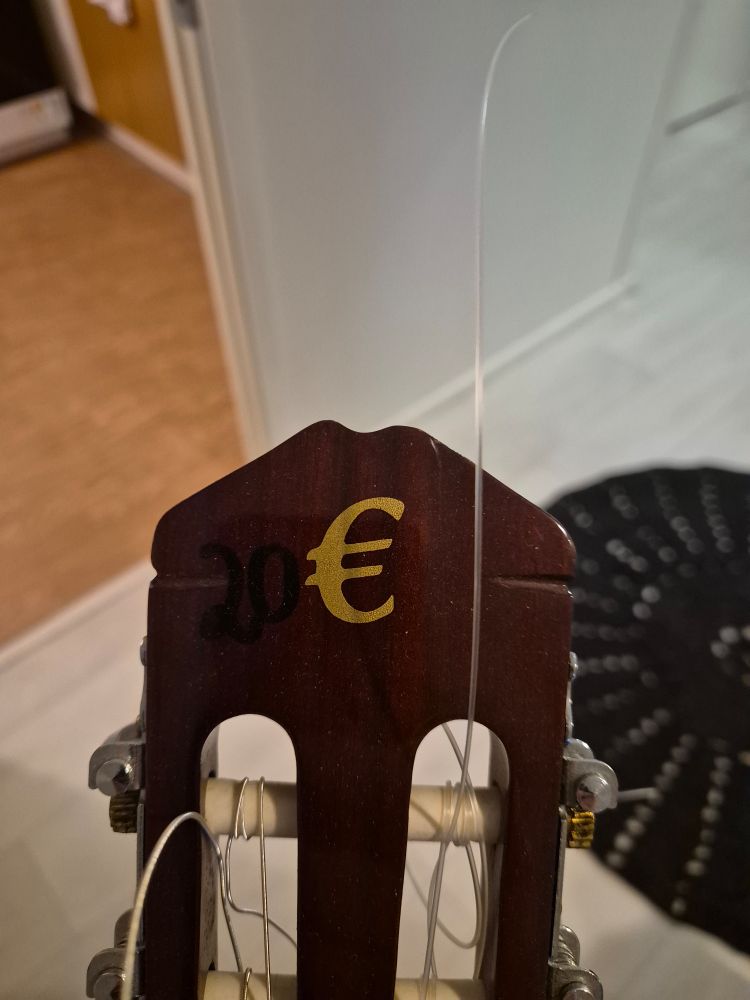 Kitaran lapa, jossa alkuperäinen valmistajan merkki "€" ja sen edessä tussilla 20.