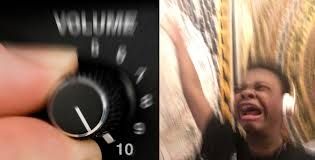 Imagen en la que se ve a alguien subiendo un dial del volumen de sonido al 10 y al lado una persona con cascos levantando el brazo y gritando. Todo con un efecto en la imagen de borrado y amplificado, como si se distorsionara 