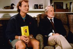 Eine Szene aus dem Film "Was ist mit Bob?". Die beiden Hauptdarsteller sitzen auf einem Sofa.