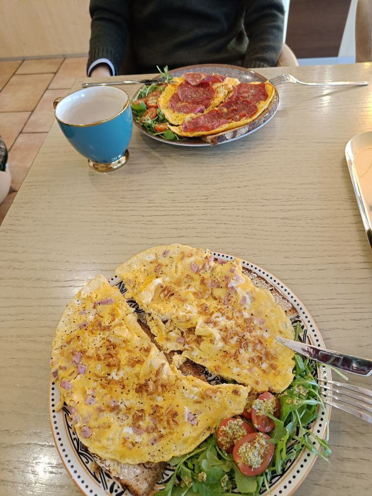 2x Ei auf Brot und Rucola 