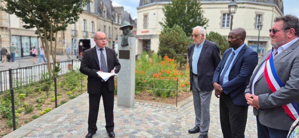 Le Président du Comité prononçant son discours devant son prédécesseur et les élus représentant la Mairie de Quimper.