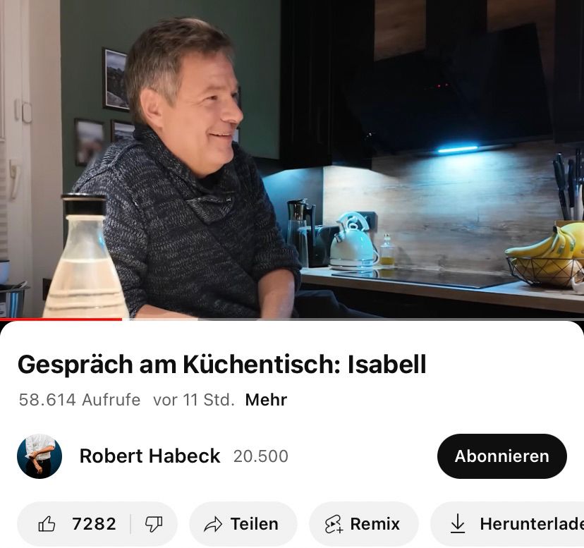 Robert Habeck in der Wohnung einer Kita-Mitarbeiterin für sein Wahlkampfformat „Am Küchentisch“ 