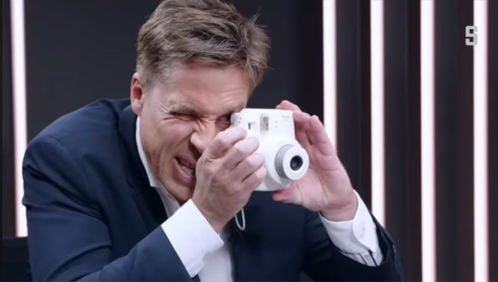 Markus Feldenkirchen fotografiert Lindner mit einer Polaroid