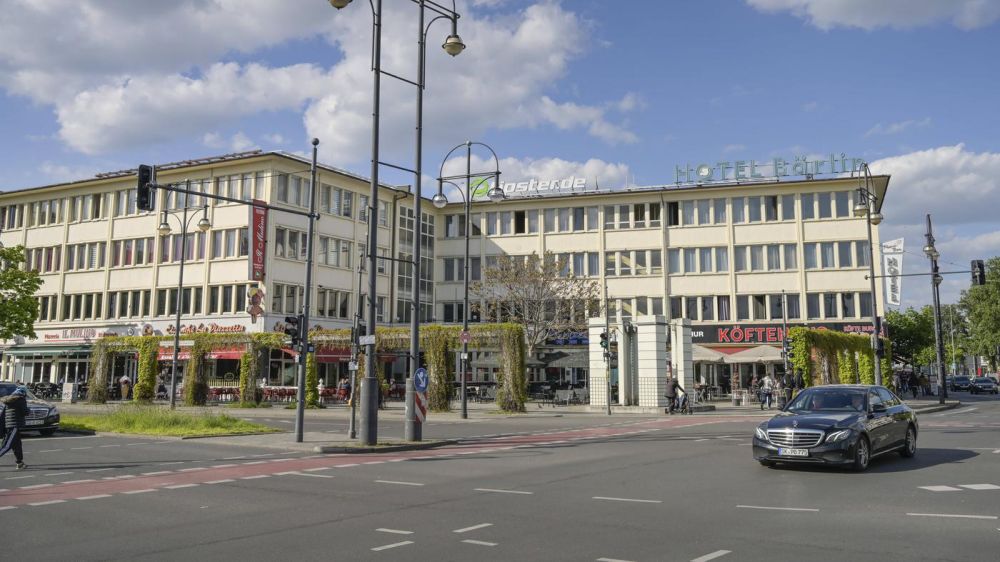 Tödlicher Unfall am Kurt-Schumacher-Platz: Fußgängerin kollidiert in Berlin mit Pkw und stirbt