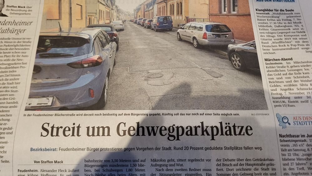 Ausschnitt einer Zeitungsseite mit der Überschrift "Streit um Gehwegparkplätze"