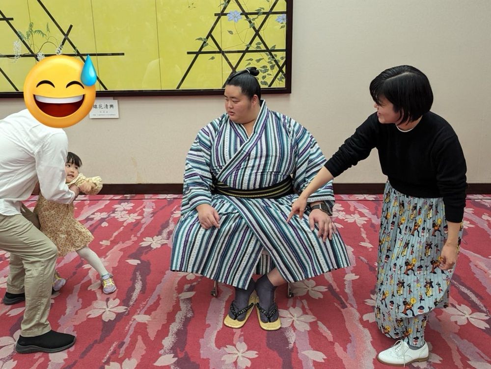 去年の関取撮影会の写真。撮影を拒む小さい人と、困惑する琴ノ若関(当時)。
