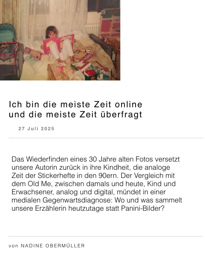 Screenshot der Ankündigung meines Textes von der Webseite des Zarte Horizontale Magazins. Auf dem Bild bin ich als Neunjährige mit welligem Pony und weißer Hose in meinem Kinderzimmer zu sehen, wie ich auf einer Couch drei pinke Panini-Barbie-Hefte durchblättere und dabei umringt von anderen 90er-Jahre-Spielsachen (Türkis-Pinker Puppenwagen, Kaufladen aus Holz mit rot-grünen Flächen...) in die Kameralinse blicke