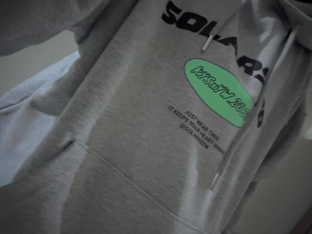 solasidoチャンネルのグッズ、フーディーを着ている写真