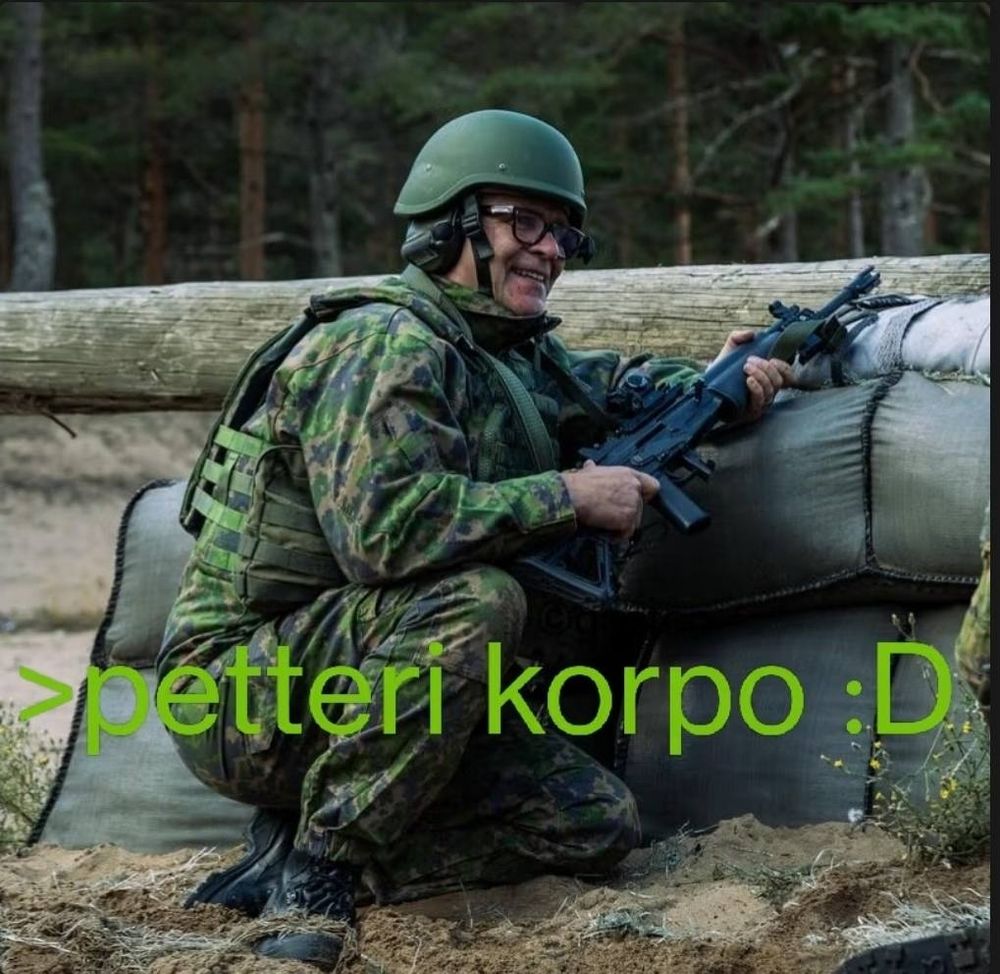 Meemikuva Petteri Orposta taisteluvarusteissa. Teksti: petteri korpo