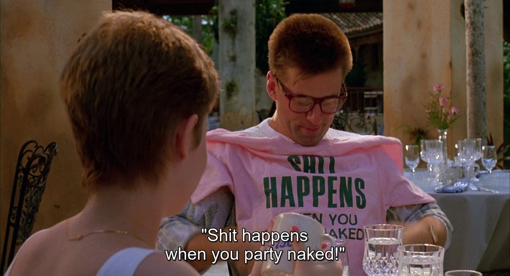 un homme regarde le tshirt offert par sa copine et lit "des conneries arrivent quand on festoie nu !"