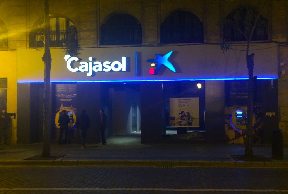 Una oficina de CaixaBank que compartía su logotipo con la marca de CajaSol.