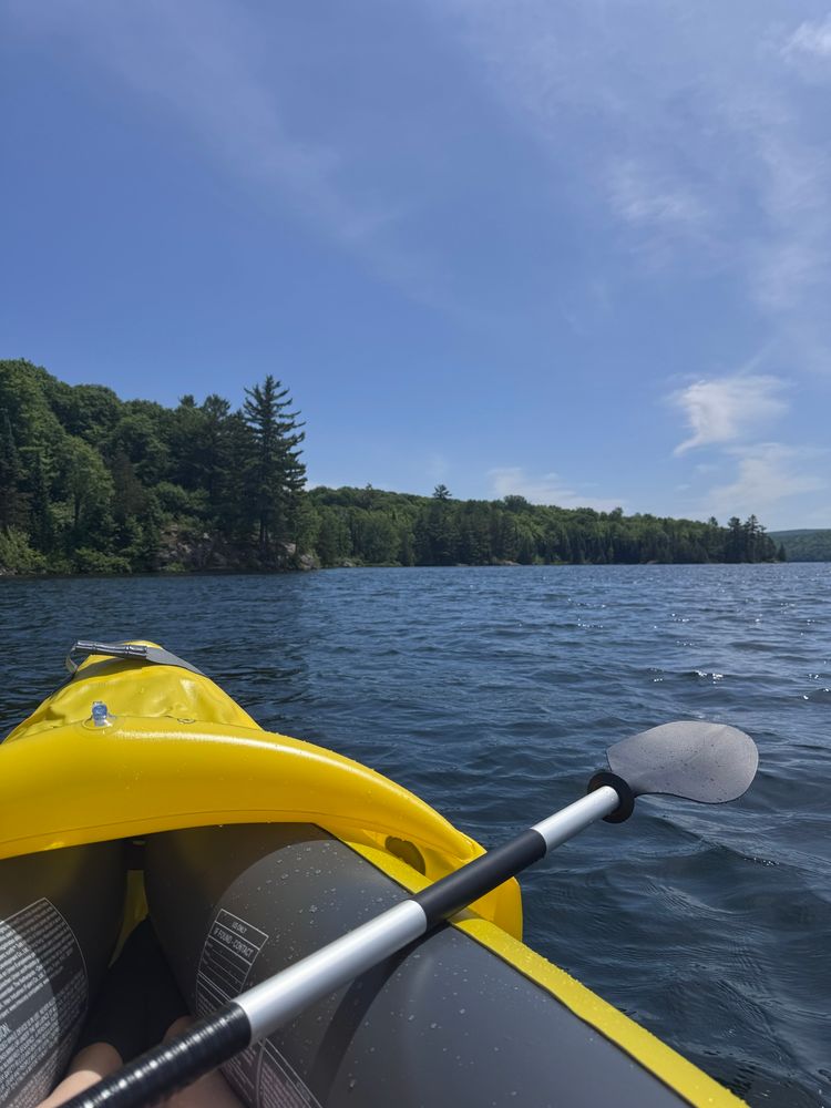 Photo de um Kayak no lago 