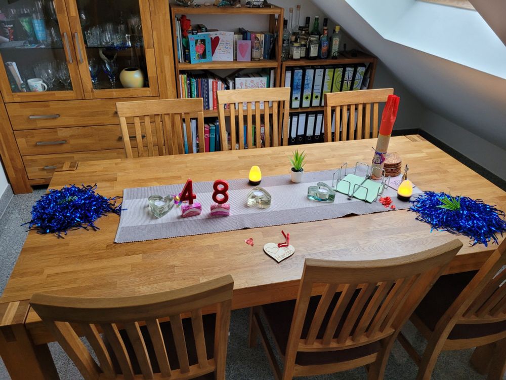 Geburtstagstisch geschmückt von den Kids. In der Mitte Kerzen in Form einer 4 und 8.