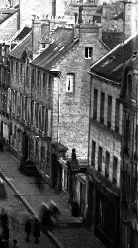 Place Saint-Sauveur en 1868. Le 21 est encore occupé par un hôtel particulier dont nous pouvons voir le beau portail.