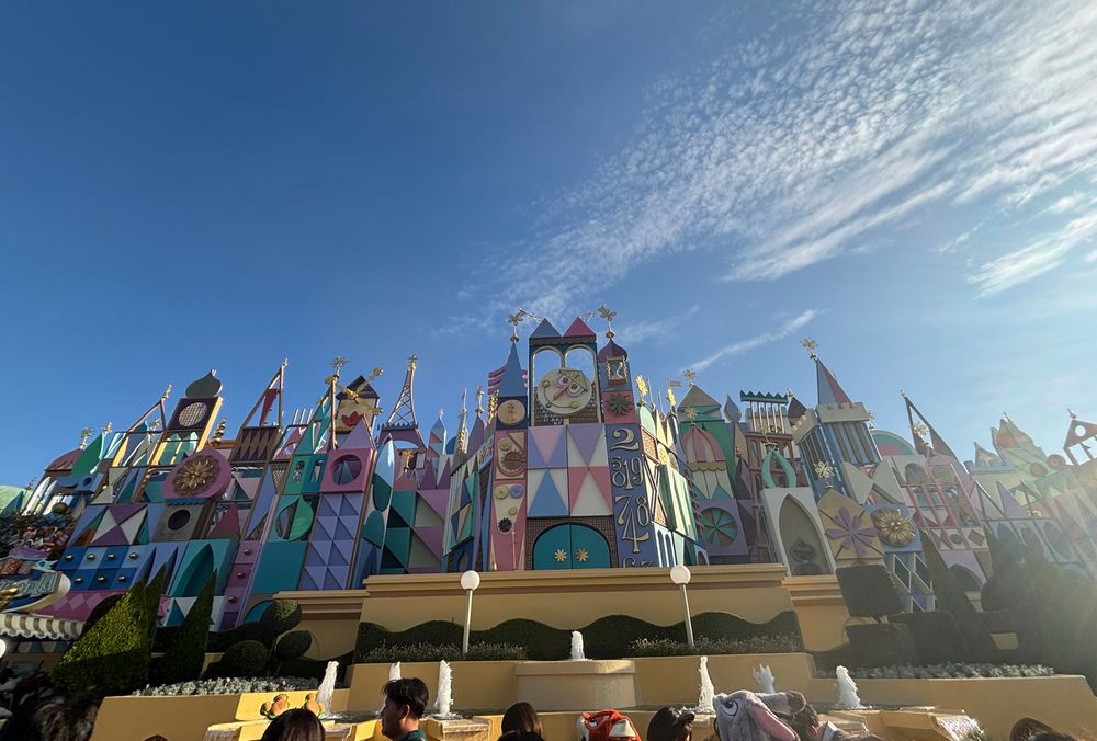 イッツアスモールワールド外観