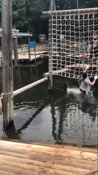 清水公園の水上アスレチックで落水している人