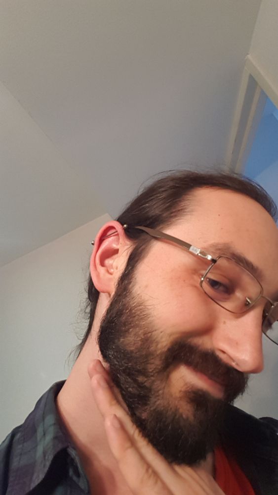 Ma tête de ravi de la crèche mais maintenant y a un indus planté dans mon oreille droite