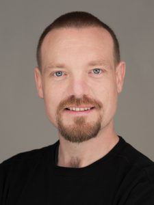 Portretfoto van Goof Pontier, kandidaat voor de Tweede Kamer namens de Piratenpartij.