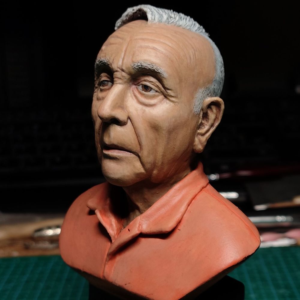 Manolo's bust
