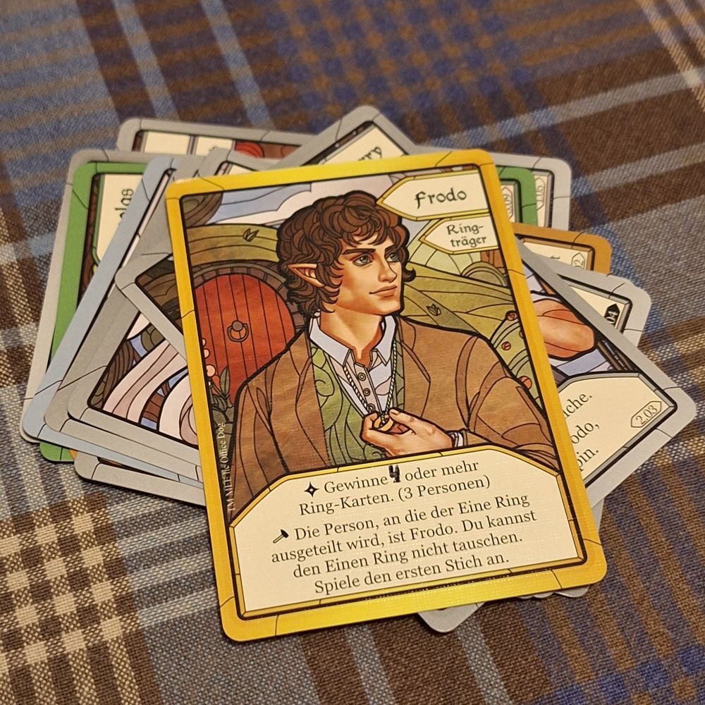 Herr der Ringe: Die Gefährten. Ein Kartenstapel auf dem eine Karte von Frodo  liegt.