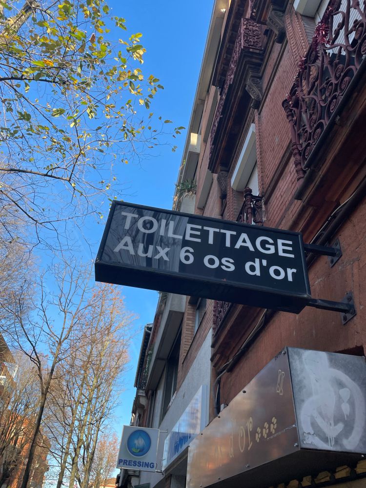 Enseigne de toilettage : aux 6 os d’or