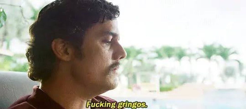 Wagner Moura de bigode falando Fucking gringos.