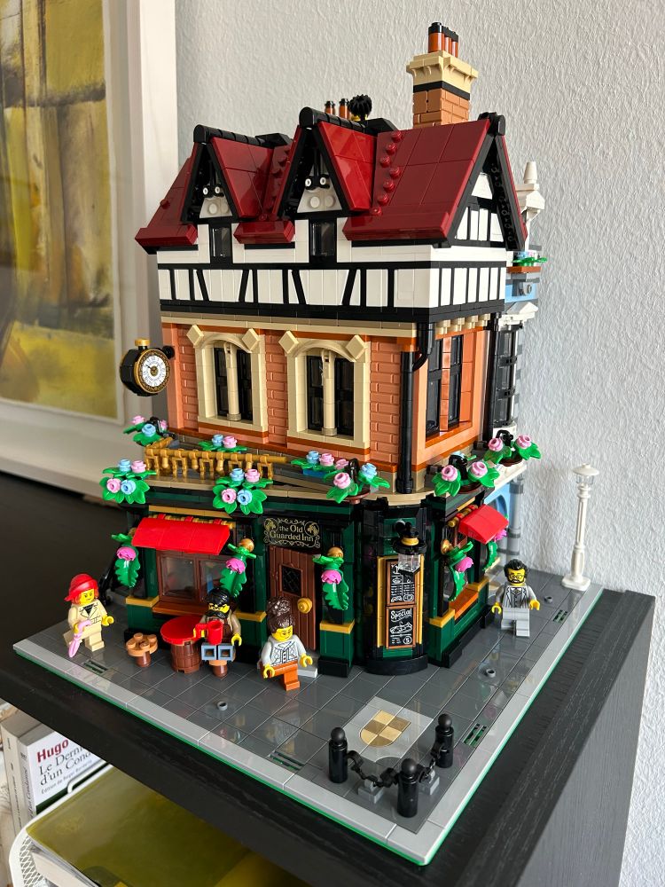 Lego modular building known as “Tudor’s Corner” with a traditional pub on the ground floor, a clockmaker’s shop on the first floor and a nice appartement on the second floor.