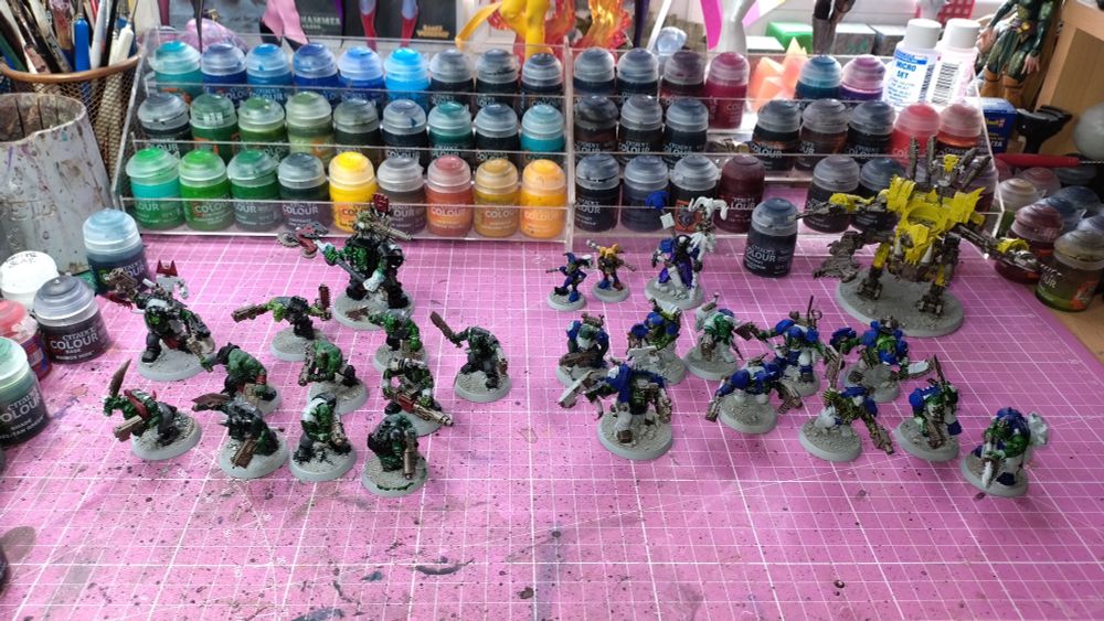 A picture of the continued progress on my next batch of Orks, Hoff Boyz and mega+armoured Warboss, Deathskull Mob and Weird boy and now a Bad Moon Deff Dread.
