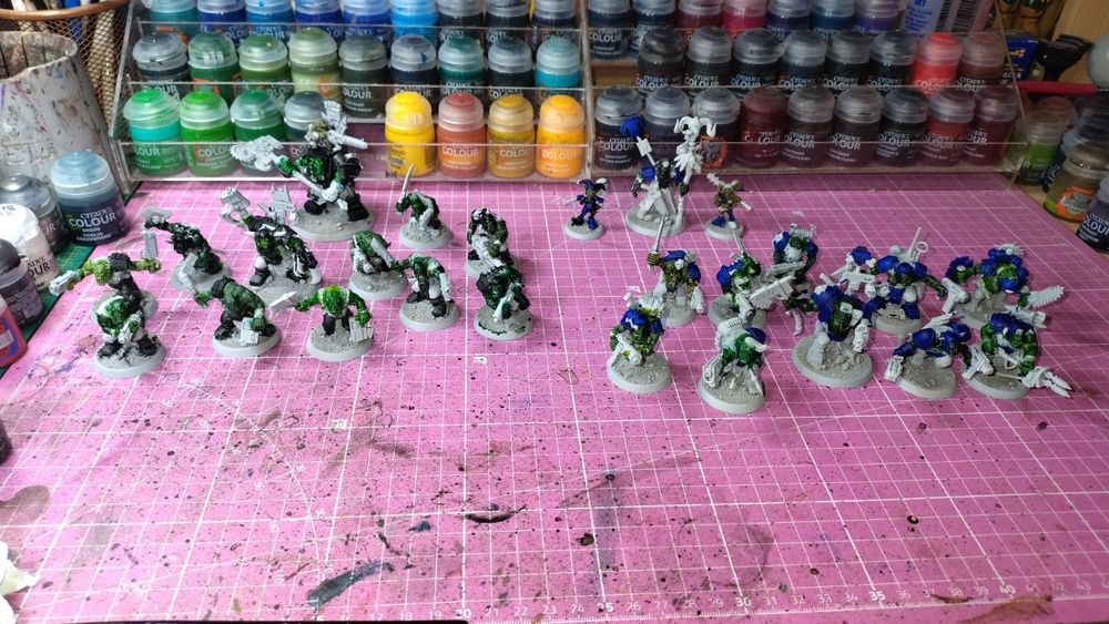 A picture of the Orks currently on the painting desk, a Goff Boyz mob, and Mega Armoured Warboss, a Death Skull Mob and Death Skull Weirdboy. 

Going to be doing the dirty metal next, then leathers, and see how they are looking before the next pic. 