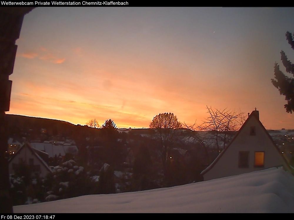 Farbenfroher Sonnenaufgang mit Morgenrot über Chemnitz-Klaffenbach