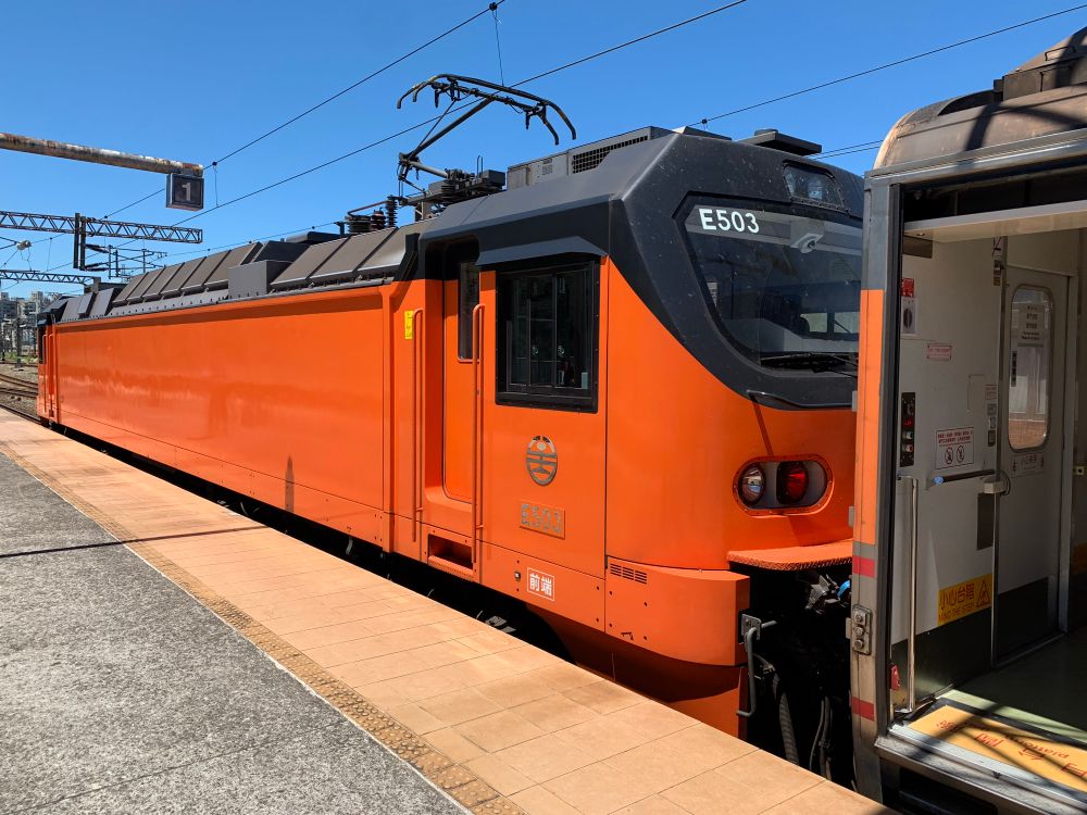 台鉄E500+自強客車