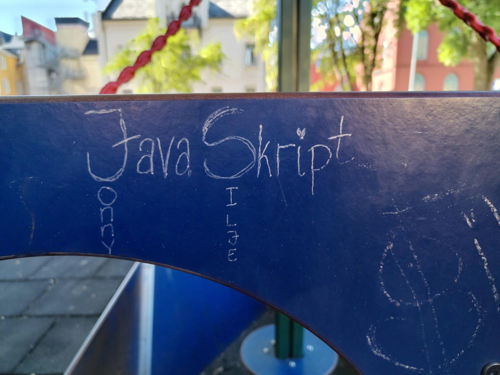 tegnet på lekeapparat: JavaSkript, med Jonny vertikalt fra J og Silje vertikalt fra S.