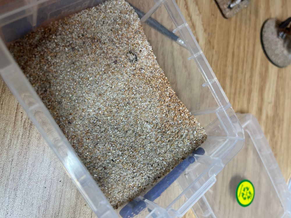 Mix of coarse basing grit