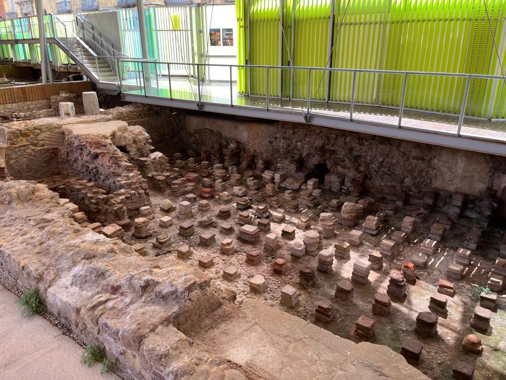 一二世纪 古罗马城市的公共浴室 地板有加热功能