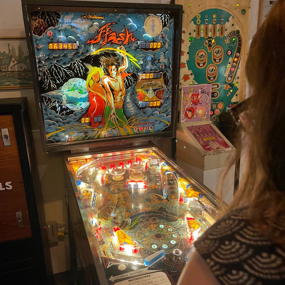 Awesome lady playing Flash pinball