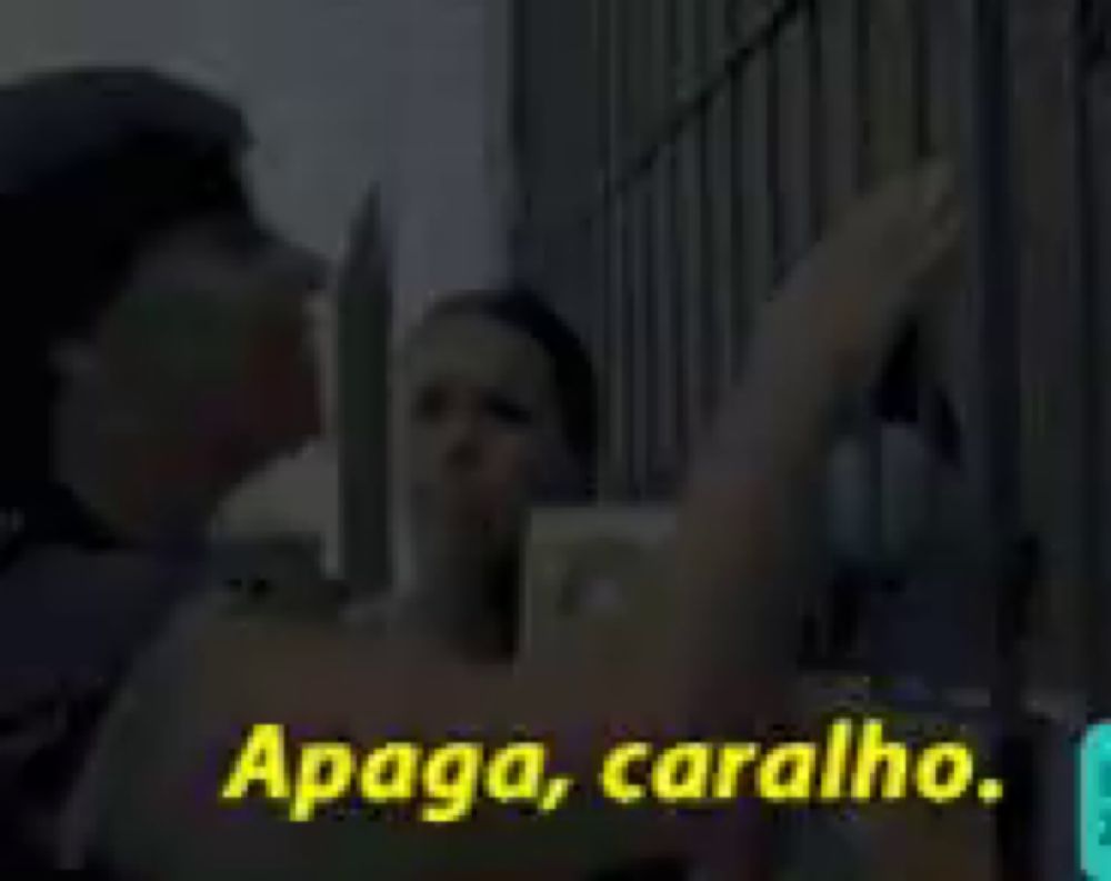 a man kisses a woman on the cheek and says apaga caralho in yellow letters