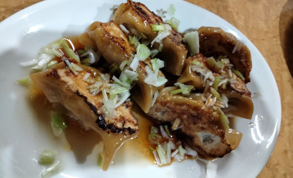 餃子。ネギとタレが掛かっていて、これまた絶品！