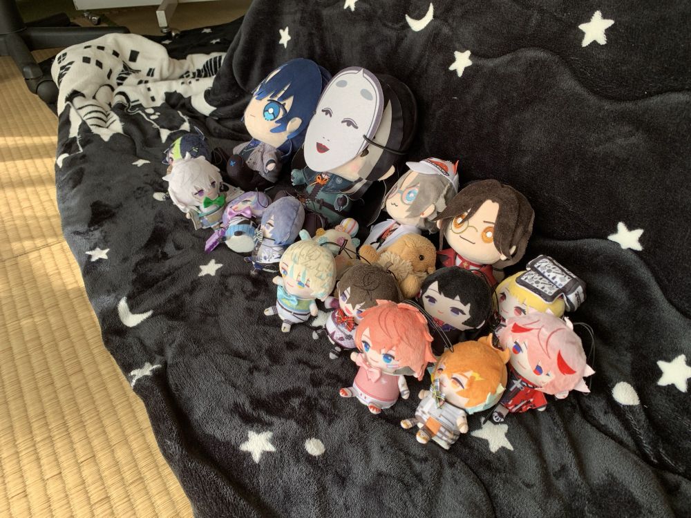 こたつに寄りかかって日向ぼっこをするぬいぱぺたち