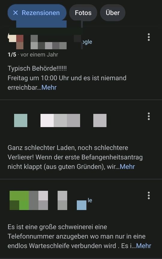 Screenshot von mehreren Google-Rezensionen, in denen sich Leute über die mangelnde Erreichbarkeit einer Institution beschweren
