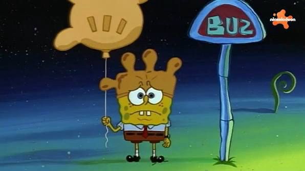 Alt-Text: SpongeBob Schwammkopf steht nachts traurig an einer Bushaltestelle mit einem „BUZ“-Schild. In der Hand hält er einen gelben Ballon in Form einer Handschuh-Hand. Der Hintergrund ist dunkelblau mit Sternen, und die Szene wirkt einsam und melancholisch.