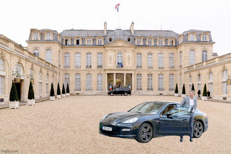 Vor dem Élysée-Palast in Paris steht ein schwarzer Sportwagen, dessen Tür geöffnet ist. Ein Mann in heller Jacke und Jeans steigt gerade aus dem Auto aus. Im Hintergrund ist die prächtige Fassade des Palasts mit französischer Flagge auf dem Dach und mehreren Personen im Eingangsbereich zu sehen.
