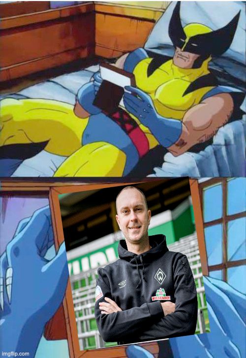 Das Bild ist ein Meme, das die bekannte Szene zeigt, in der die Comicfigur Wolverine traurig im Bett liegt und ein eingerahmtes Foto betrachtet.
In diesem Fall zeigt das Foto eine Person in einer Werder-Bremen-Trainingsjacke, die vor einem Stadion steht und lächelt